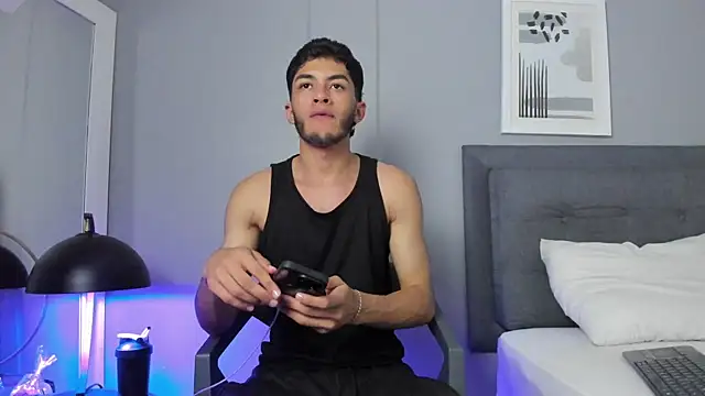 Tylerffoxx online show from March 12, 10:14 pm