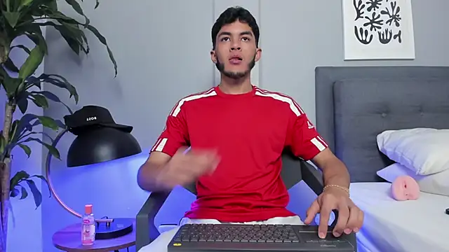 Tylerffoxx online show from May 29, 9:21 pm