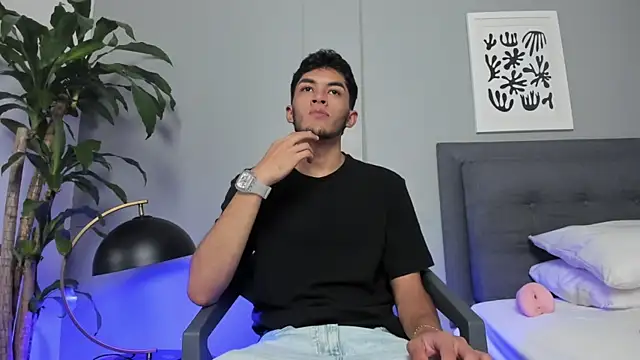 Snapshot of Tylerffoxx chatting on June 10, 8:32 pm Tylerffoxx online show from June 10, 8:32 pm