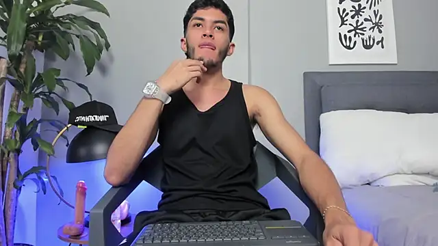 Snapshot of Tylerffoxx chatting on June 30, 10:32 pm Tylerffoxx online show from June 30, 10:32 pm
