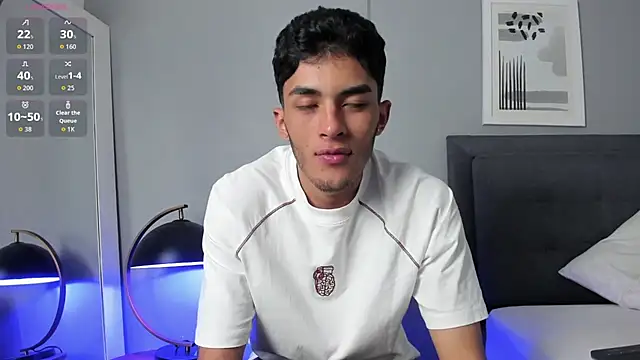 Tylerffoxx online show from February 4, 8:04 pm