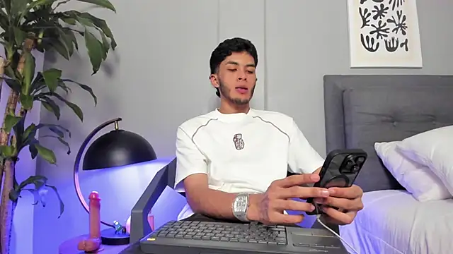 Snapshot of Tylerffoxx chatting on June 26, 11:10 pm Tylerffoxx online show from June 26, 11:10 pm