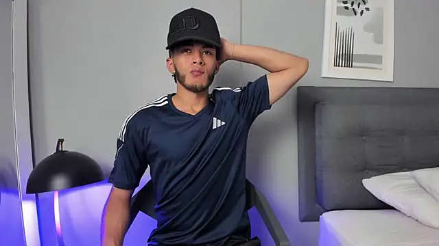 Tylerffoxx online show from April 7, 8:21 pm