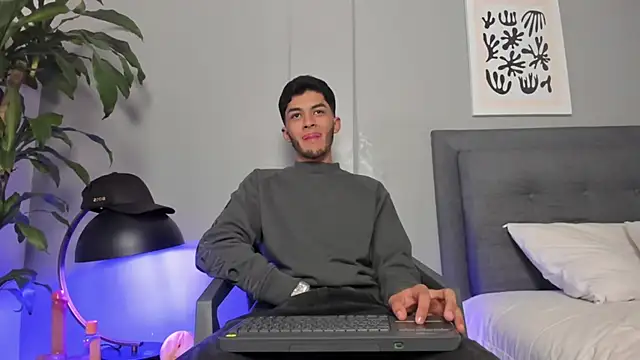 Snapshot of Tylerffoxx chatting on June 21, 6:19 am Tylerffoxx online show from June 21, 6:19 am