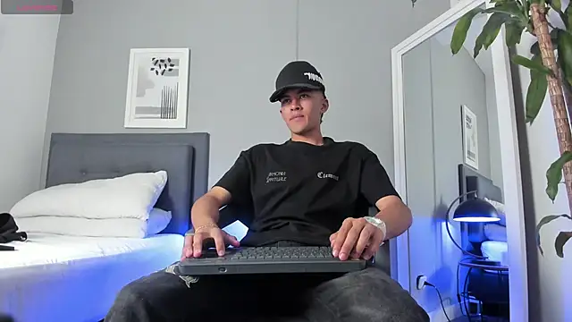 Snapshot of Tylerffoxx chatting on September 13, 8:31 pm Tylerffoxx online show from September 13, 8:31 pm