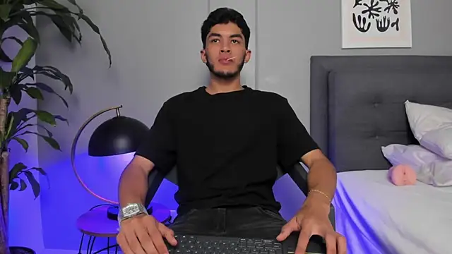 Tylerffoxx online show from May 31, 8:42 pm