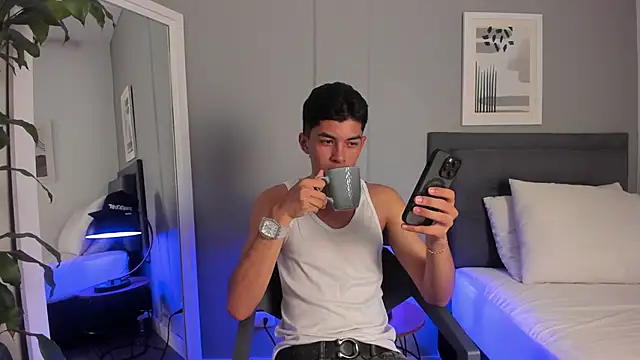 Snapshot of Tylerffoxx chatting on October 12, 8:43 pm Tylerffoxx online show from October 12, 8:43 pm