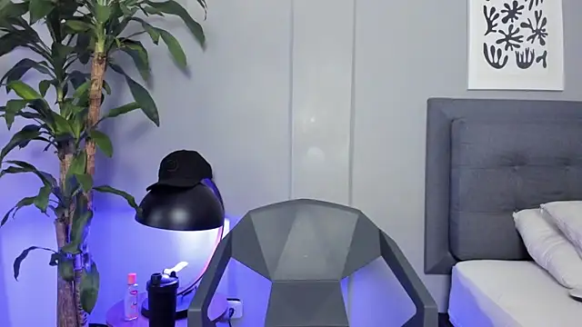 Tylerffoxx online show from April 10, 9:11 pm