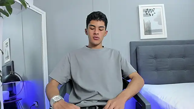 Snapshot of Tylerffoxx chatting on October 27, 8:21 pm Tylerffoxx online show from October 27, 8:21 pm