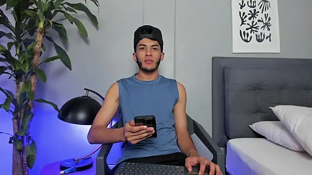 Tylerffoxx online show from April 14, 8:47 pm