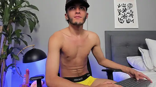 Snapshot of Tylerffoxx chatting on July 4, 10:58 pm Tylerffoxx online show from July 4, 10:58 pm