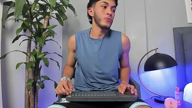 Snapshot of Tylerffoxx chatting on July 14, 10:27 pm Tylerffoxx online show from July 14, 10:27 pm