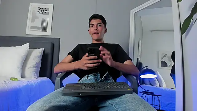 Snapshot of Tylerffoxx chatting on September 9, 7:34 pm Tylerffoxx online show from September 9, 7:34 pm