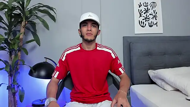 Tylerffoxx online show from May 13, 9:33 pm