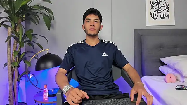 Snapshot of Tylerffoxx chatting on June 11, 9:56 pm Tylerffoxx online show from June 11, 9:56 pm