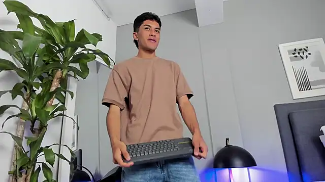 Snapshot of Tylerffoxx chatting on October 26, 8:42 pm Tylerffoxx online show from October 26, 8:42 pm