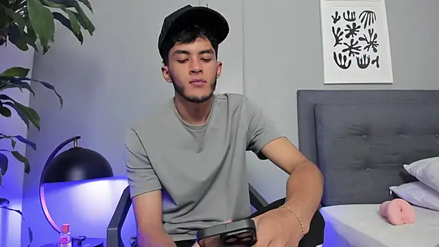 Tylerffoxx online show from May 23, 9:03 pm