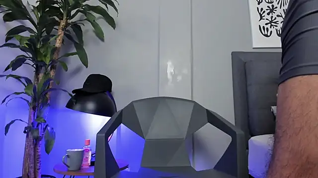 Tylerffoxx online show from May 11, 9:23 pm