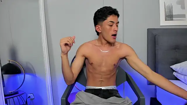 Snapshot of Tylerffoxx chatting on November 11, 7:41 pm Tylerffoxx online show from November 11, 7:41 pm