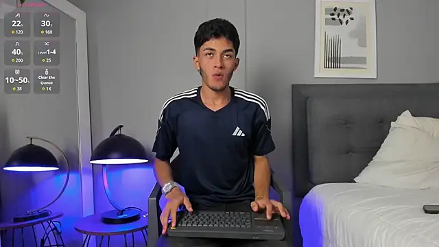 Tylerffoxx online show from February 10, 8:41 pm