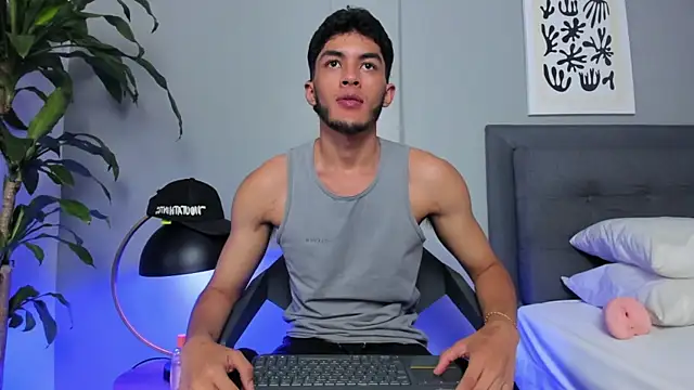 Tylerffoxx online show from May 30, 9:20 pm