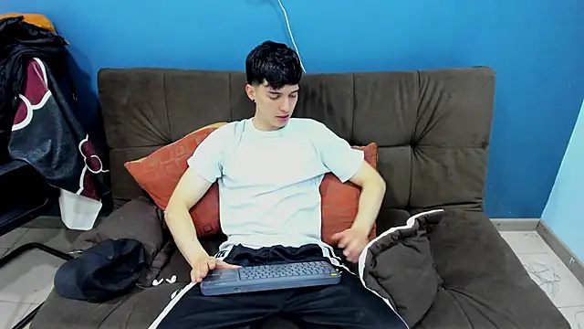 Snapshot of Jheampiiero chatting on December 22, 1:44 pm Jheampiiero online show from December 22, 1:44 pm