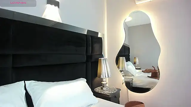 CarolineLee  online show from March 13, 10:37 pm