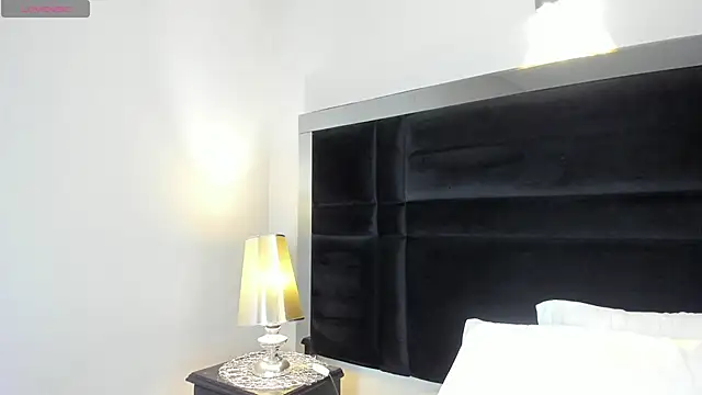 CarolineLee  online show from March 28, 10:33 pm