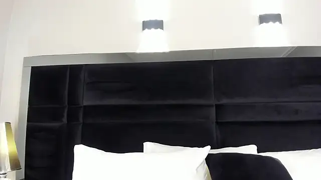 CarolineLee  online show from March 30, 10:33 pm