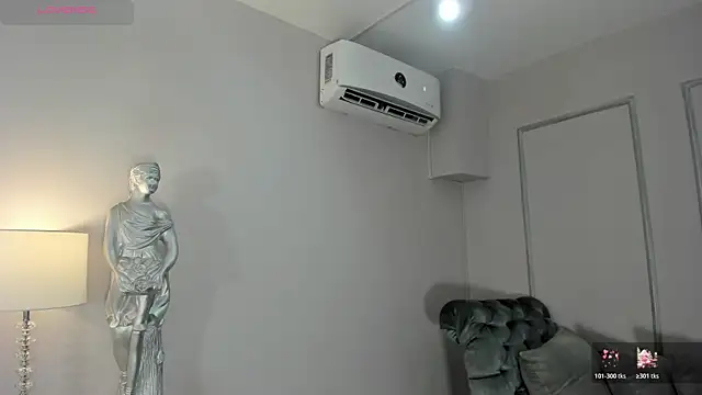 Snapshot of CarolineLee_ chatting on December 17, 10:37 pm CarolineLee online show from December 17, 10:37 pm