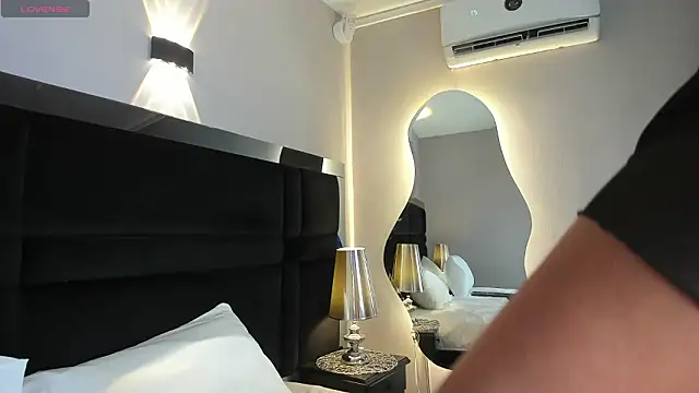 Snapshot of CarolineLee_ chatting on February 4, 10:49 pm CarolineLee online show from February 4, 10:49 pm