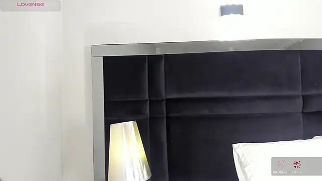 CarolineLee  online show from April 13, 10:36 pm