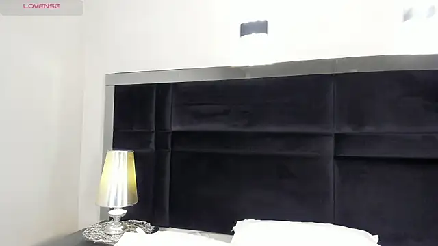 CarolineLee  online show from April 7, 10:33 pm