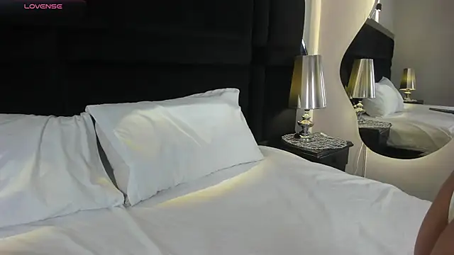 CarolineLee  online show from April 9, 10:38 pm