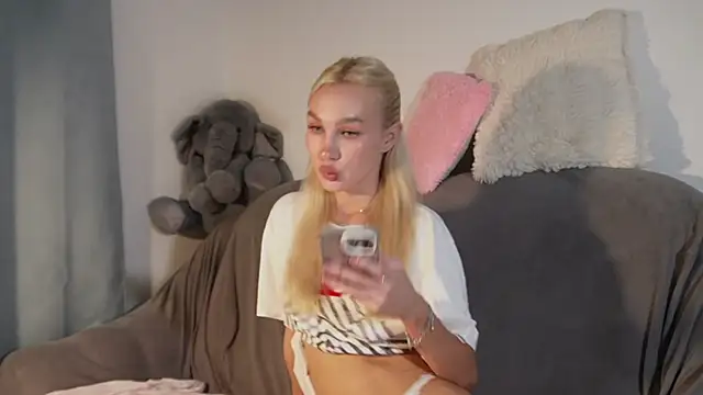 cuteleraay online show from July 31, 8:17 pm