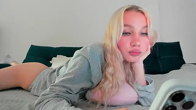 cuteleraay online show from October 8, 8:53 pm