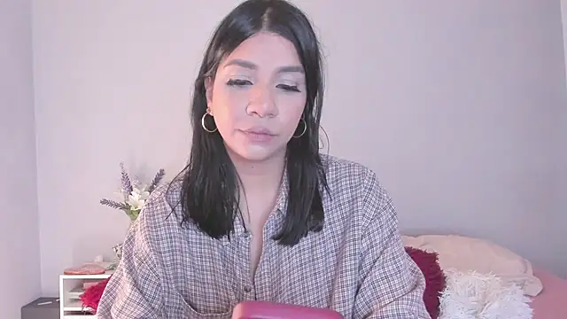 Snapshot of Laura-angeel chatting on February 5, 4:47 pm Laura-angeel online show from February 5, 4:47 pm