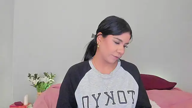 Snapshot of Laura-angeel chatting on October 31, 11:55 pm Laura-angeel online show from October 31, 11:55 pm