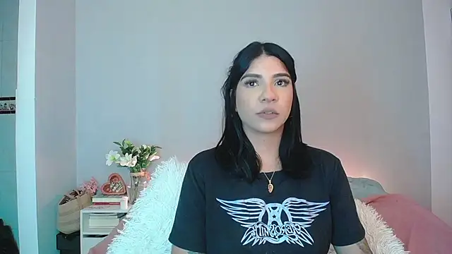 Snapshot of Laura-angeel chatting on November 24, 7:03 pm Laura-angeel online show from November 24, 7:03 pm