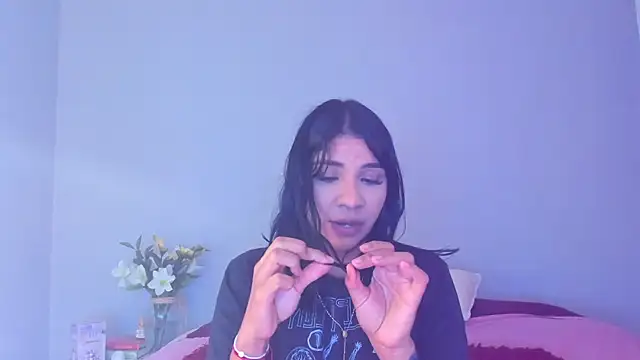 Snapshot of Laura-angeel chatting on December 1, 8:42 pm Laura-angeel online show from December 1, 8:42 pm