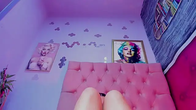 Snapshot of Megan_Luxe chatting on November 30, 8:37 am Megan Luxe online show from November 30, 8:37 am