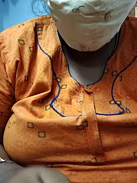 Snapshot of TAMIL_ELAKKIYA chatting on February 9, 6:11 am TAMIL ELAKKIYA online show from February 9, 6:11 am