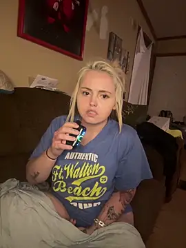 JuicyExxxperience online show from March 28, 10:05 am