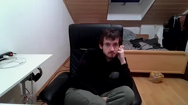 Snapshot of Bez3ybik chatting on December 3, 9:47 pm Bez3ybik online show from December 3, 9:47 pm