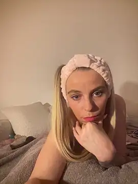 BrumeLove online show from February 23, 9:04 pm