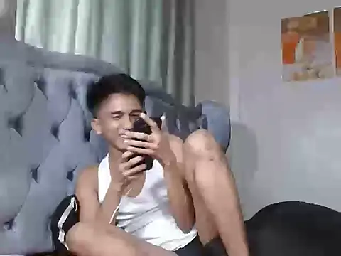 Snapshot of charlie0728 chatting on December 22, 2:22 am charlie0728 online show from December 22, 2:22 am