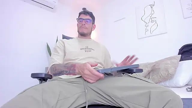 Snapshot of damian_bull chatting on October 28, 7:57 pm damian bull online show from October 28, 7:57 pm