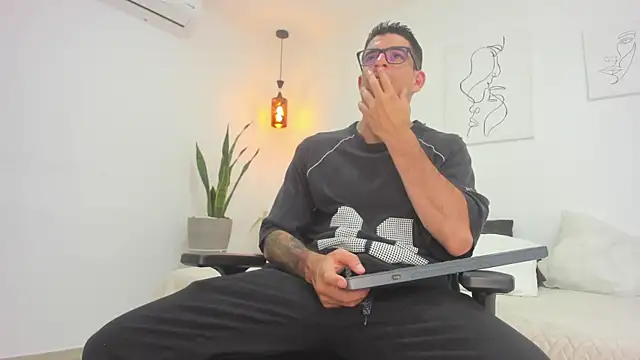 Snapshot of damian_bull chatting on December 2, 7:26 pm damian bull online show from December 2, 7:26 pm