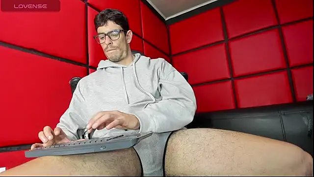 Snapshot of damian_bull chatting on February 20, 1:46 pm damian bull online show from February 20, 1:46 pm