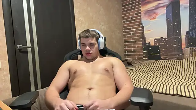 MusclePhantom online show from November 17, 9:30 pm